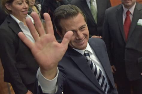 peña nieto en chamarra ferragamo|Peña Nieto fue captado en una tienda de ropa en Madrid .